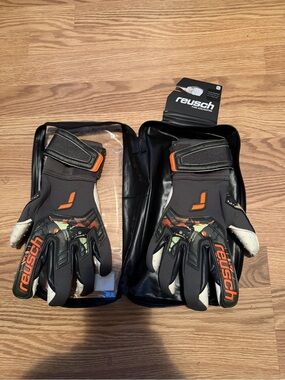 Reusch Men's Black and Orange Training Gloves